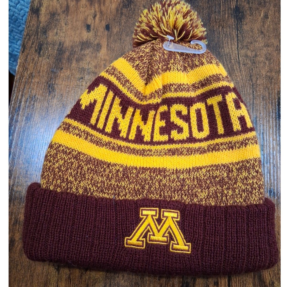 NWOT Captivating Headwear Minnesota Golden Gophers Beanie Maroon Gold Pom Hat